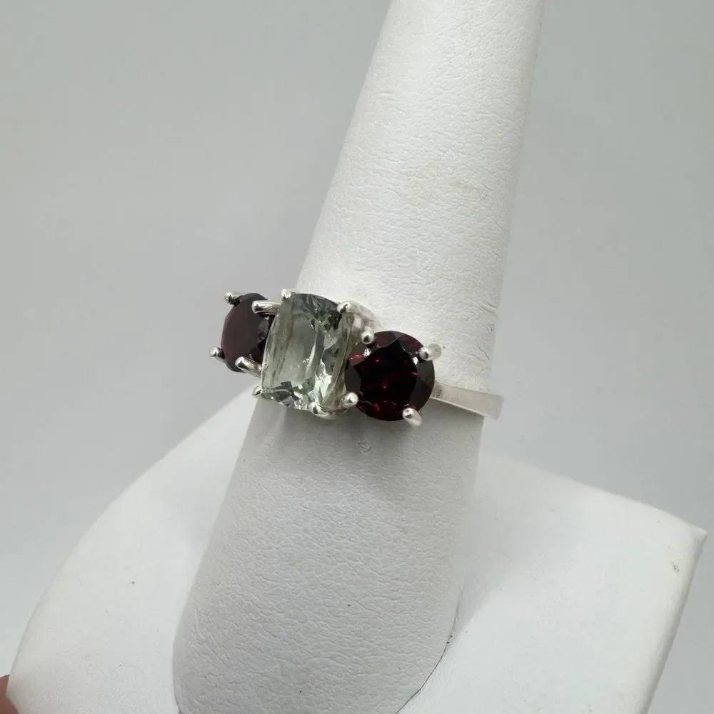 NWOT 5x8mm radiant cut Prasiolite, and 6mm garnet round cut accents in 925 ring!